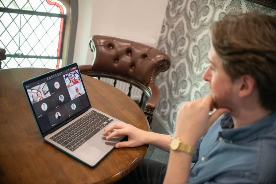 Simple Ways to Be a Better Friend in Online Conversations